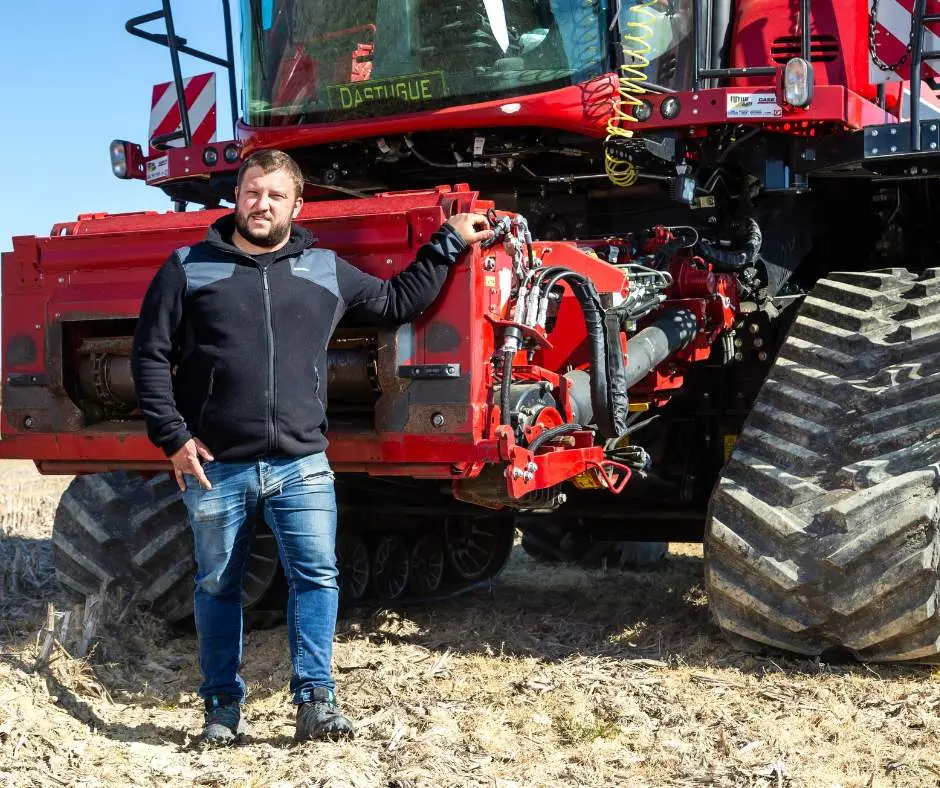 Rémy Cazemajou devant sa moissonneuse-batteuse Axial-Flow de Case IH