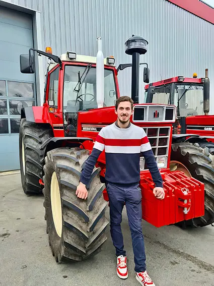 Photo de Thomas Viard devant son tracteur 1455 IH