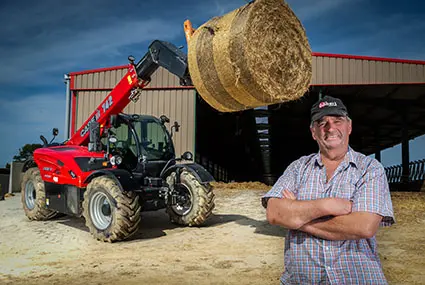 Thierry Cazaux devant son chargeur télescopique Farmlift 742 de case IH