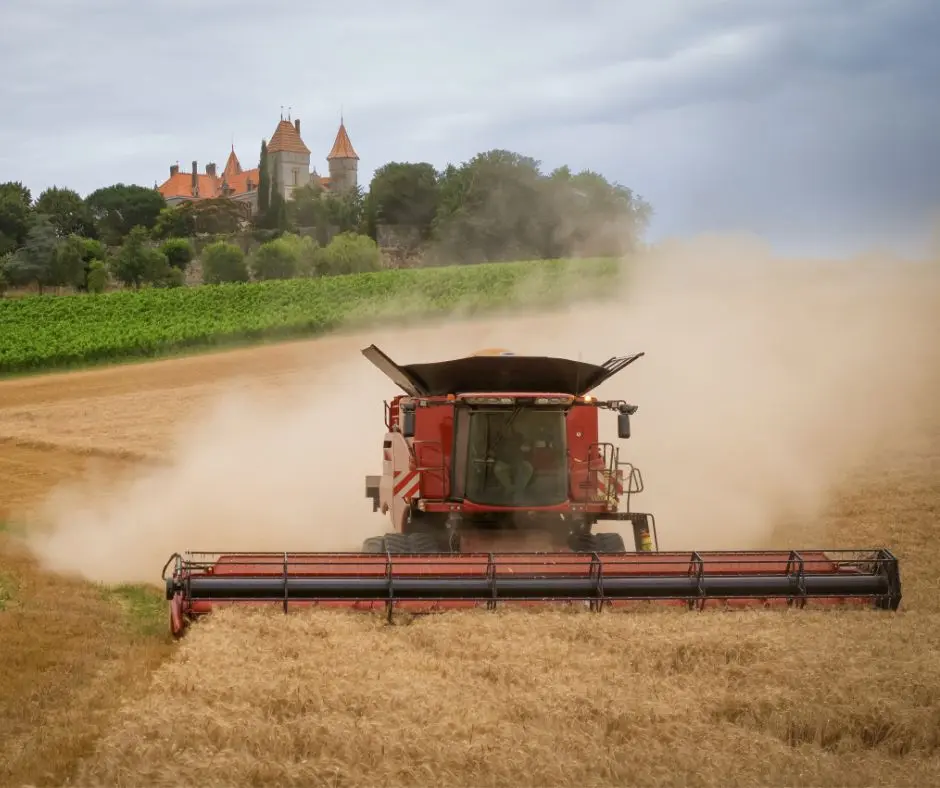 La moissonneuse-batteuse Axial-Flow de Case IH en action dans un champ