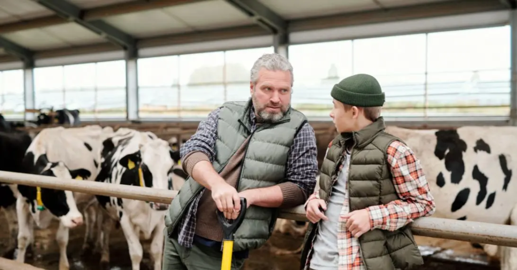 Case IH - un père et son fils discutant dans une étable