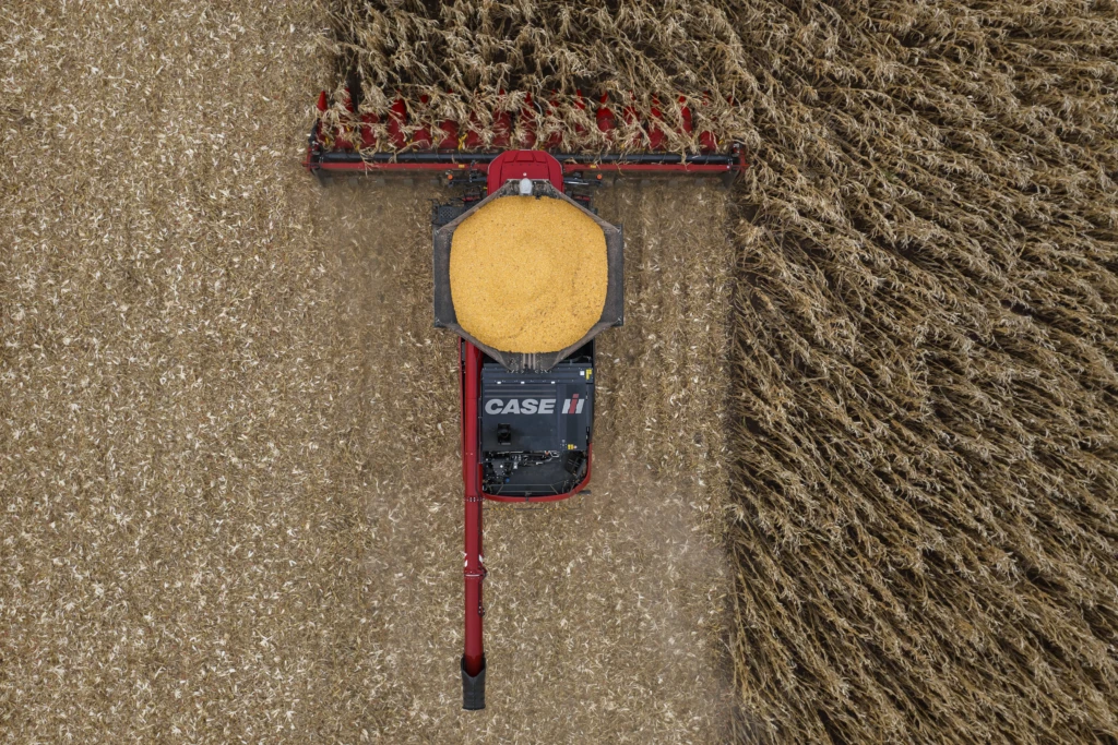 Vue de haut de la nouvelle moissonneuse-batteuse Axial-Flow 10 dans un champ.