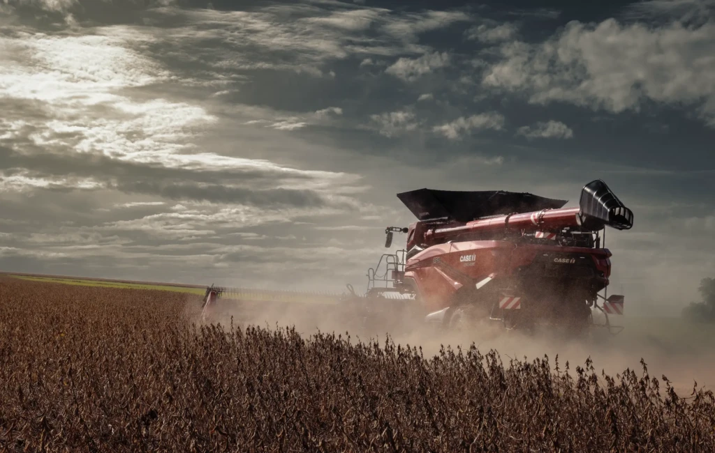 La nouvelle moissonneuse-batteuse Axial-Flow 10 dans un champ.
