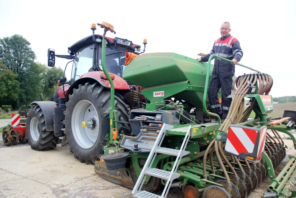 Une image de Vincent Bertrand devant sa passerelle du semoir sécurisée