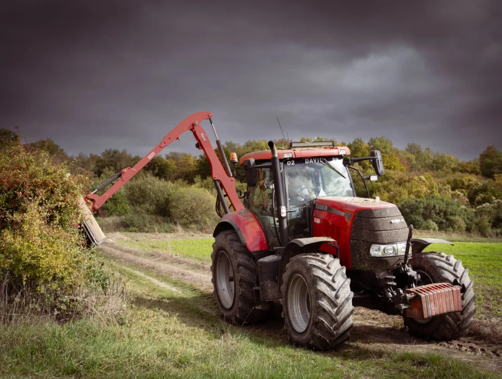 Maxence Fréal en mission d'élagage dans un Puma Case IH