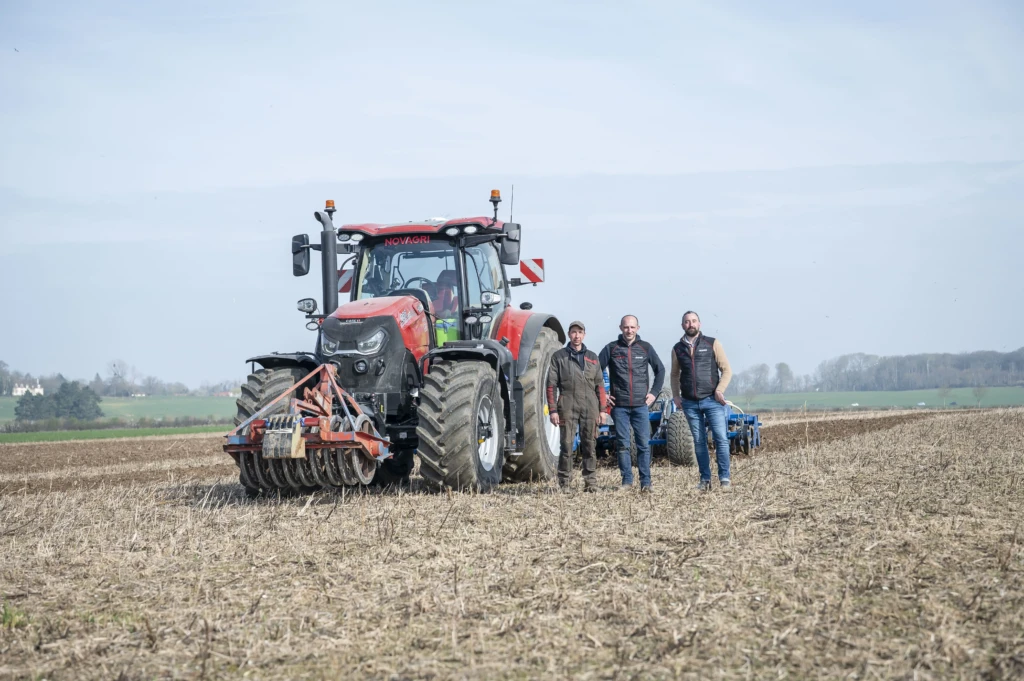 Photo d'Antoine Masset devant un tracteur Case IH