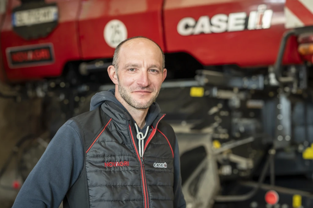 Antoine MASSET devant un tracteur Case IH