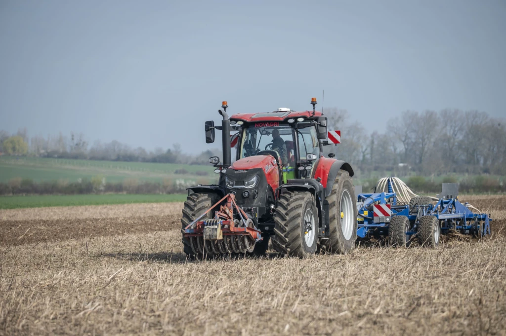 Photo d'Antoine Masset dans un tracteur Case IH dans un champ