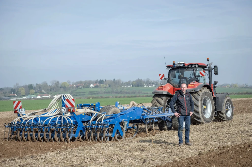 Photo d'Antoine MASSET devant un tracteur Case IH dans un champ