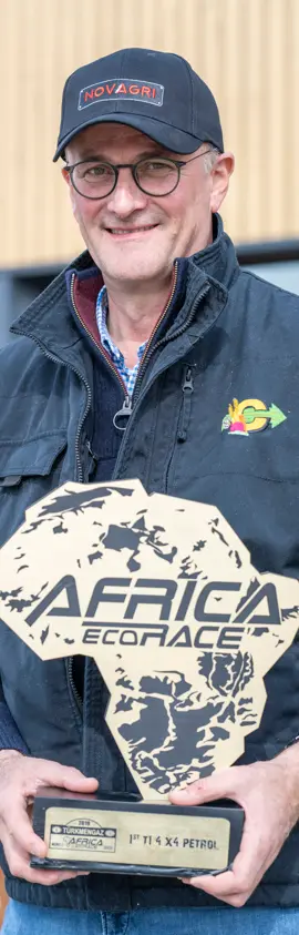 Photo de Stéphane Cousin portant son trophée de l'Africa Ecorace
