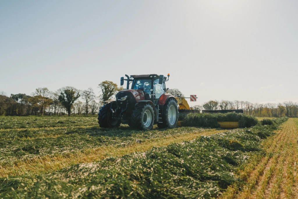 Photo d'un tracteur Case IH dans un champ de la ferme Moulin de Kerollet 