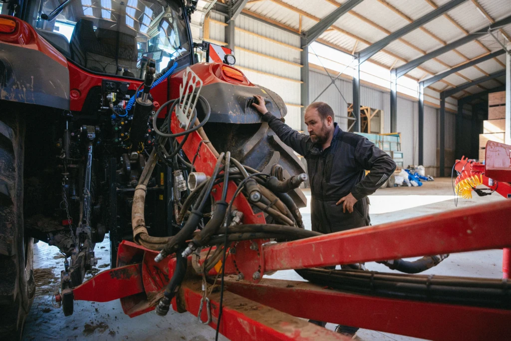 Photo de Jean-François Cabon devant un tracteur Case IH