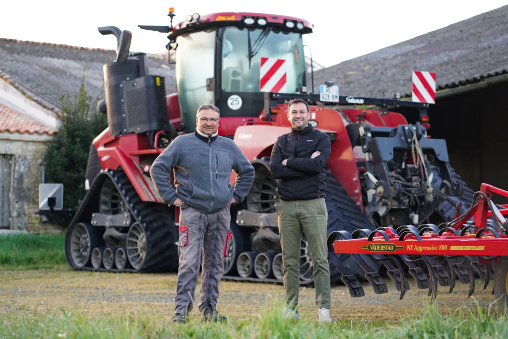Photo de Christophe Arnaud devant un tracteur Case IH