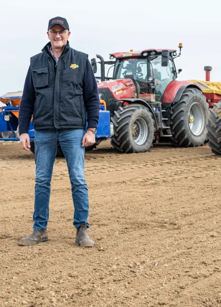 Photo de Stéphane Cousin devant des tracteurs Case IH