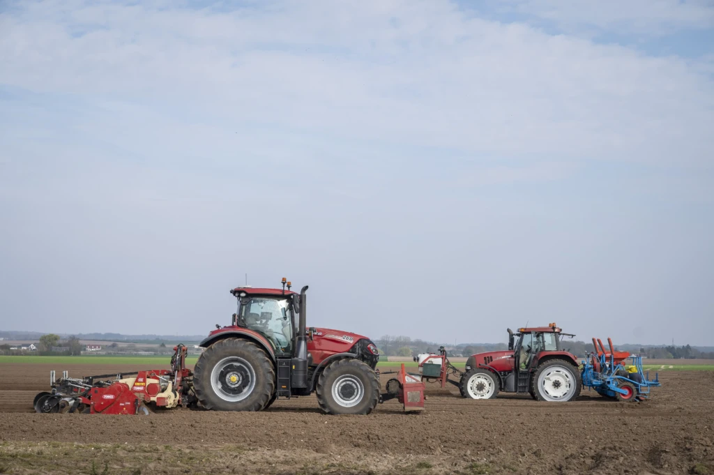 Photo de deux tracteurs Case IH dans un champ 