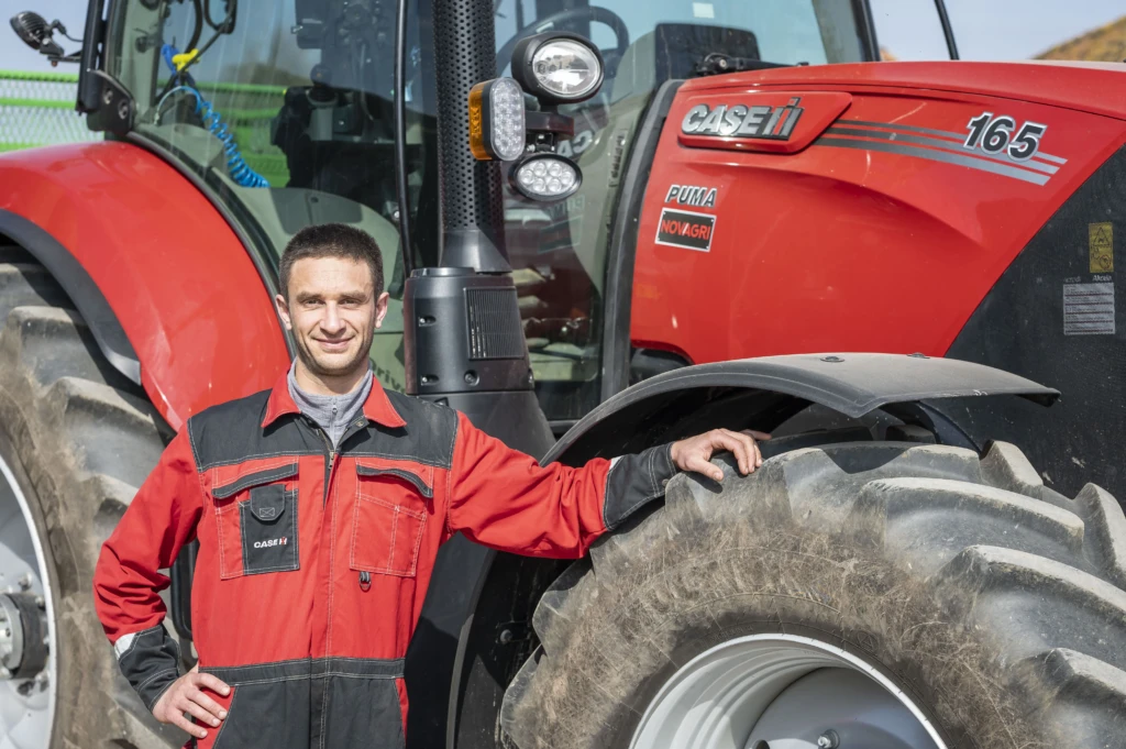 Photo de Vincent LECERF devant un tracteur de Case IH