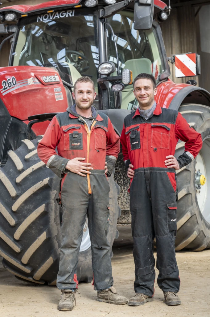 Photo de deux agriculteurs devant un tracteur Case IH