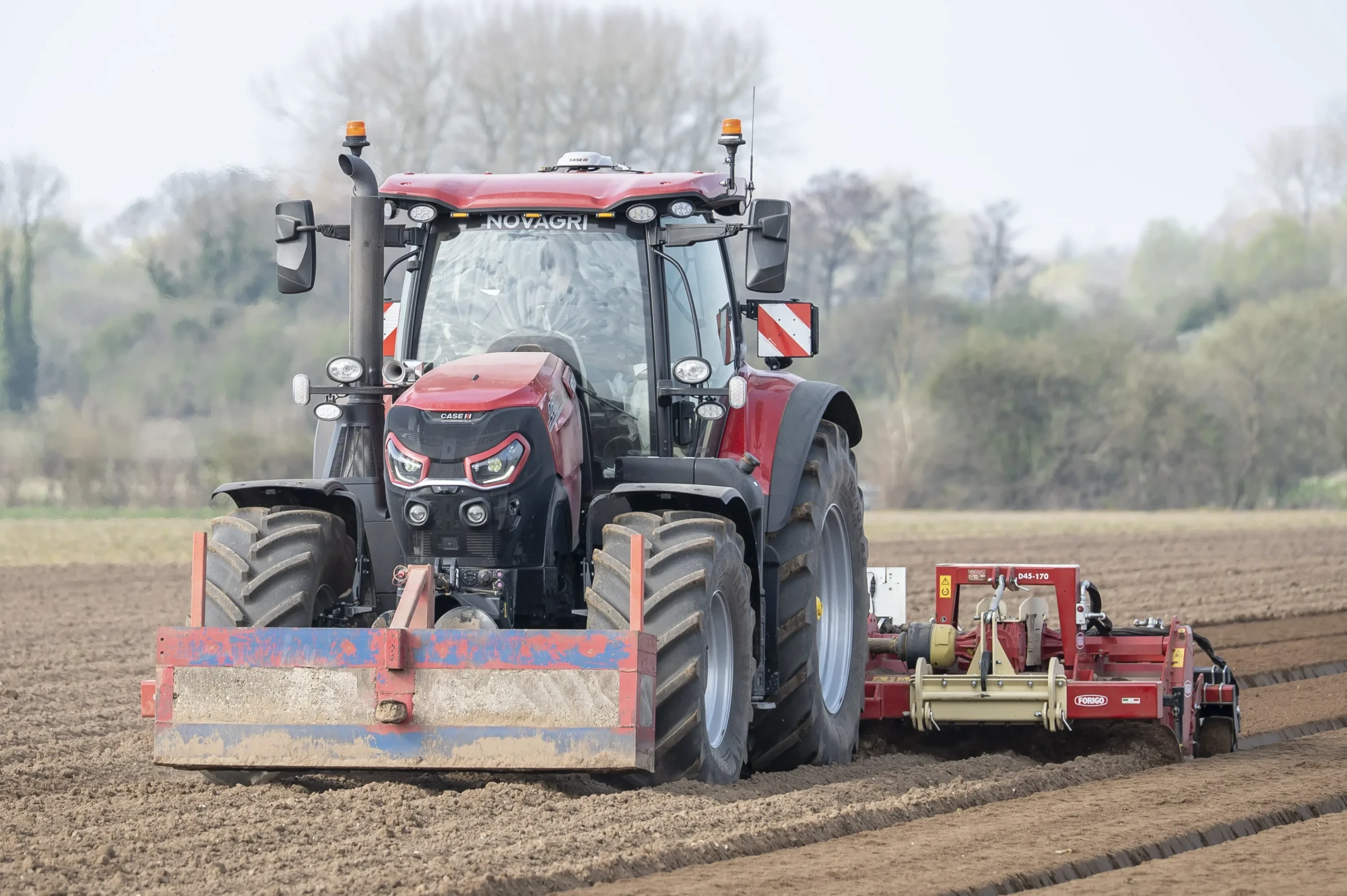 Photo d'un agriculteur dans un tracteur Case IH dans un champ